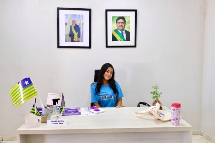 Jovem aprendiz assume simbolicamente o cargo de secretária das Mulheres do Piauí