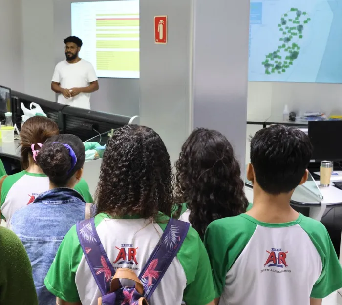 Estudantes de escola estadual de Cariacica visitam o Prodest