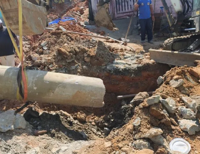 Prefeitura realiza limpeza e troca de tubulação em Maresias e reforça acompanhamento das obras da Sabesp