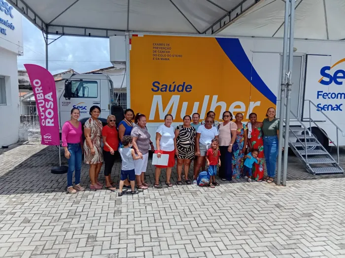 Semhab reforça alerta da campanha Outubro Rosa em ação com moradores de residenciais