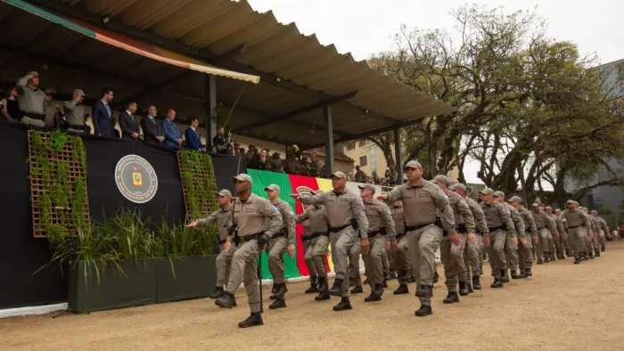 Governador Eduardo Leite participa da formatura de novos soldados da Brigada Militar