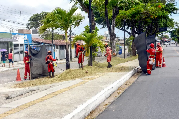 Emlur realiza mutirão de limpeza e instala novas papeleiras na celebração dos 41 anos do Valentina
