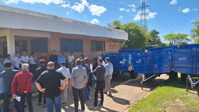 Governo do Estado entrega equipamentos agrícolas para 20 municípios
