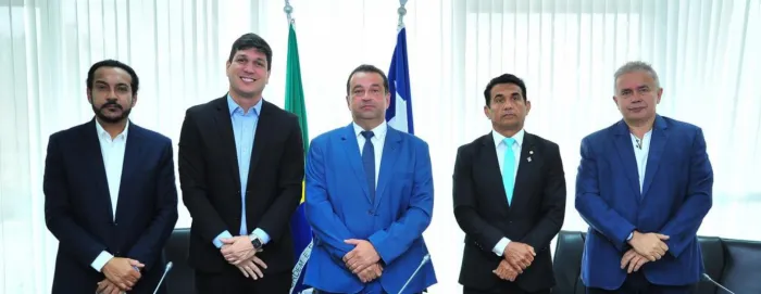 Deputados Júnior Cascaria, Adelmo Soares, Wellington do Curso e Júlio Mendonça com o secretário de Saúde, Thiago Fernandes, na reunião da Comissão de Saúde, na Assembleia