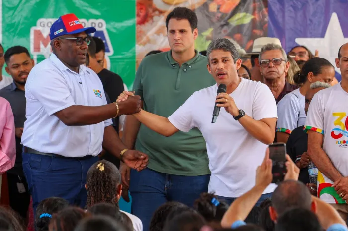 Deputado Osmar Filho com secretário Orleans Brandão e o prefeito Valdenir Diniz, durante ato de entrega de obras e serviços em Olinda Nova do Maranhão