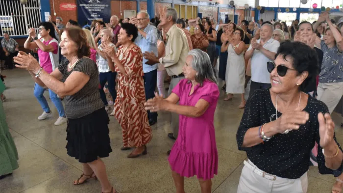 Baile 'Sabedoria Dourada' celebra o Dia da Pessoa Idosa