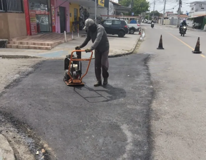 Equipes da Seinfra realizam serviços de tapa-buraco em 28 bairros nesta terça-feira