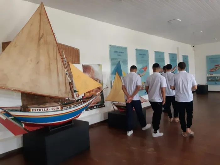 Socioeducandos da Funac realizam visita ao Estaleiro Escola