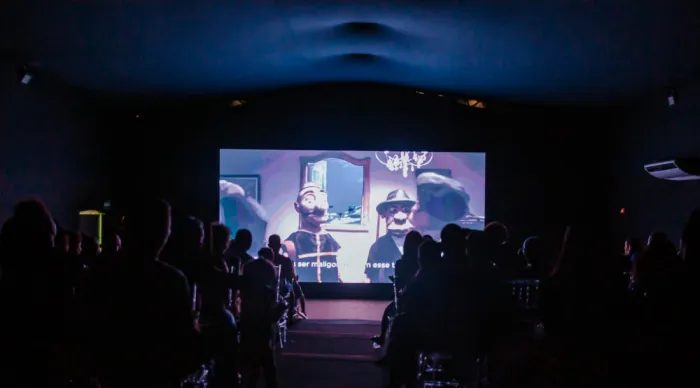 Climatizado e com capacidade para 80 pessoas, o espaço tem programação de filmes curtos que retratam cultura sergipana / Foto: Julia Rodrigues