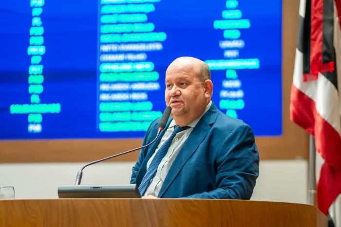 Fred Mais durante discurso na tribuna da Assembleia