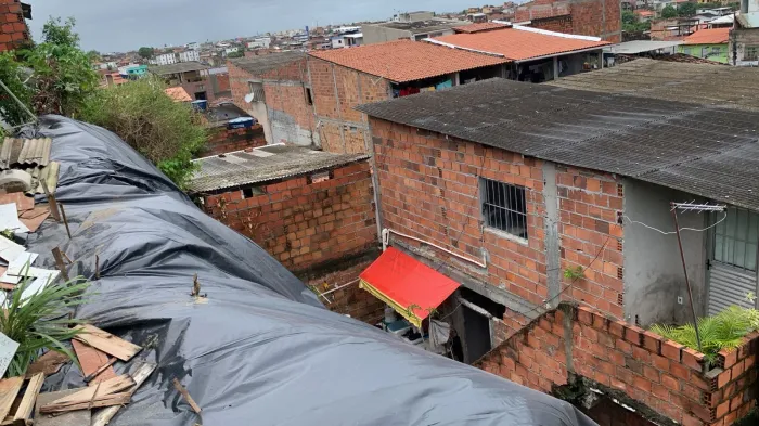 Defesa Civil aplica lonas em encostas de Lauro de Freitas para garantir mais segurança à população