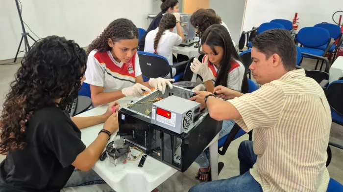 Alunos da Rede Municipal de Ensino participam de oficinas transformando lixo eletrônico em arte