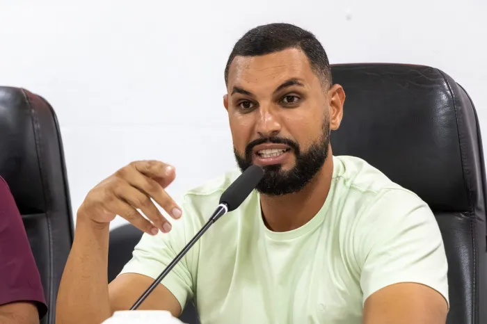 Professor Alex quer regularização de ambulantes em Barequeçaba e cronograma de dedetização nas escolas