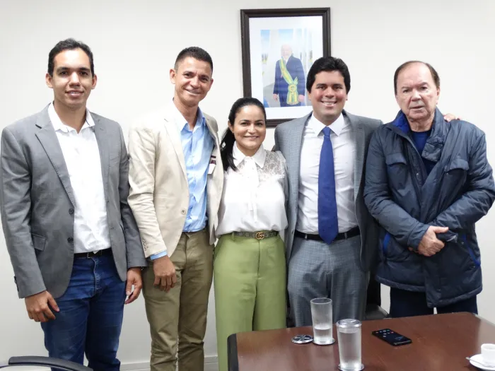 Em Brasília, prefeita Débora Regis trata de obras e programas esportivos para Lauro de Freitas