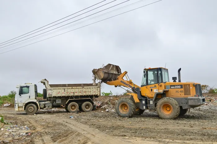 Sesep realiza mutirão de limpeza no Comveima 2 e conscientiza população sobre descarte adequado de lixo 