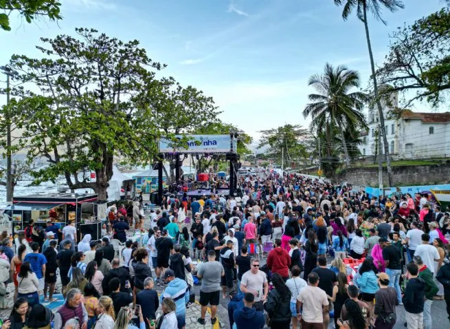 Billy SP e André Marinho sobem ao palco do SSambinha nos bairros São Francisco e Boiçucanga