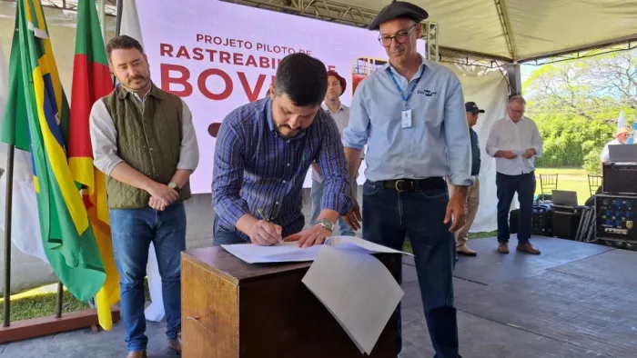 Governo firma parceria com a Embrapa para projeto de rastreabilidade individual de bovinos no Estado