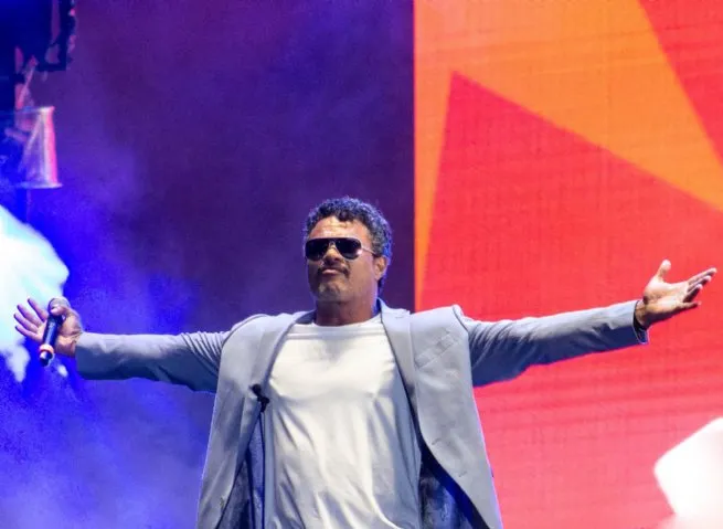 Show do cantor Léo Maia é atração principal da próxima edição do Luau Arrastão