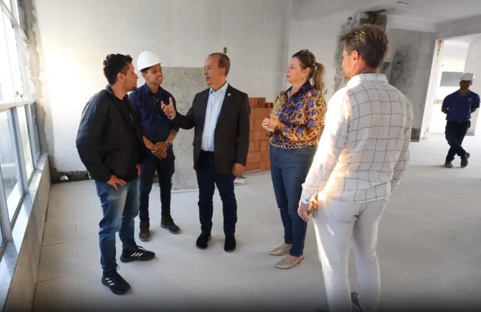 Há mais de sete anos em obras, EEB Aderbal Ramos da Silva vai estar pronta até início do ano letivo de 2026