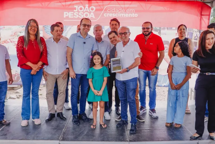 Cícero Lucena autoriza pavimentação de 12 ruas, anuncia nova praça e instalação de passarela no Jardim Veneza