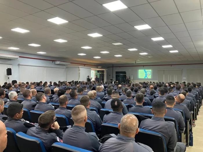 Comandante-geral ministra palestra para os alunos do CHS 2025