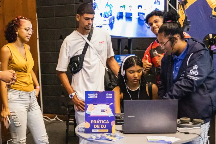 A Oficina de DJ apresentou jovens formados na Indústria do Som demonstrando suas habilidades na montagem de sets e mixagens ao vivo - Laryssa Lomenha/JUVRio