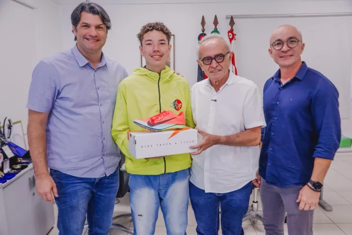 Cícero Lucena entrega kits de bocha para atletas com deficiência e garante equipamento para jovem destaque no esporte