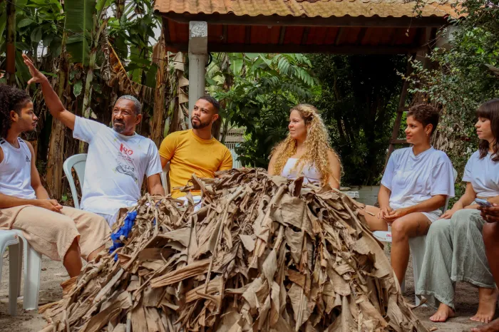 Espetáculo “Dos Pés às Palhas do Caboclo de Parafuso” celebra cultura popular no palco do TCS