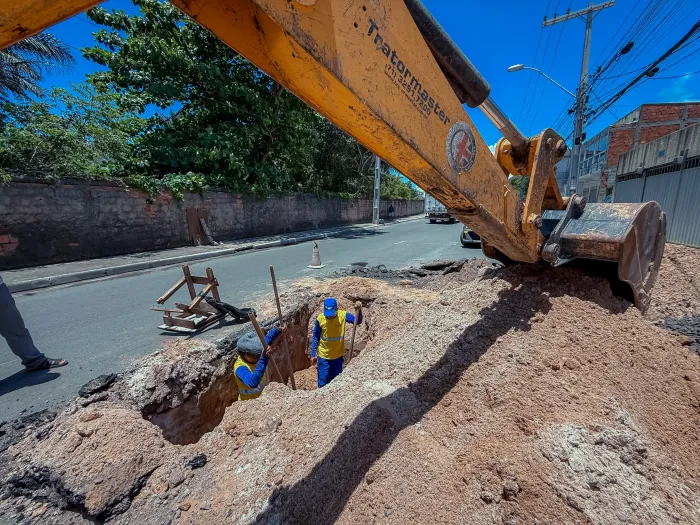 Ipitanga e Vilas do Atlântico recebem serviços de manutenção na rede de drenagem
