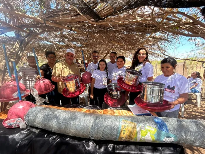 SAF entrega mais de R$ 30 mil em equipamentos para criadores de galinhas canela-preta no Vale do Canindé