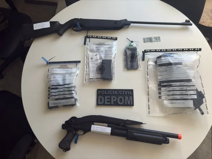Mandado de busca resulta na apreensão de armas e munições em Camaçari