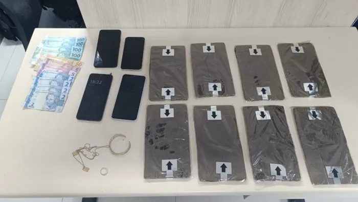 10º BPM APREENDE MAIS DE 2 KG DE DROGA E DETÉM QUATRO PESSOAS DURANTE ABORDAGEM