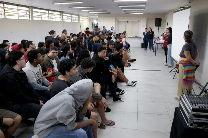 Projeto-piloto leva palestras e serviços de saúde à E.E Dr. Alfredo Reis Viegas