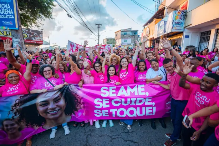 Grande Caminhada do Outubro Rosa encerra mês de conscientização sobre o câncer de mama em Lauro de Freitas