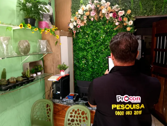 Pesquisa do Procon-JP registra diferença de R$ 450 no preço do arranjo de flores; velas variam mais de 270%