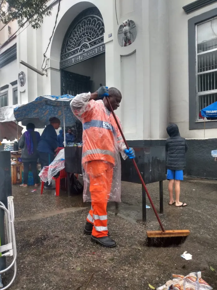 Gari limpa entrada de cemitério no Rio - Divulgação