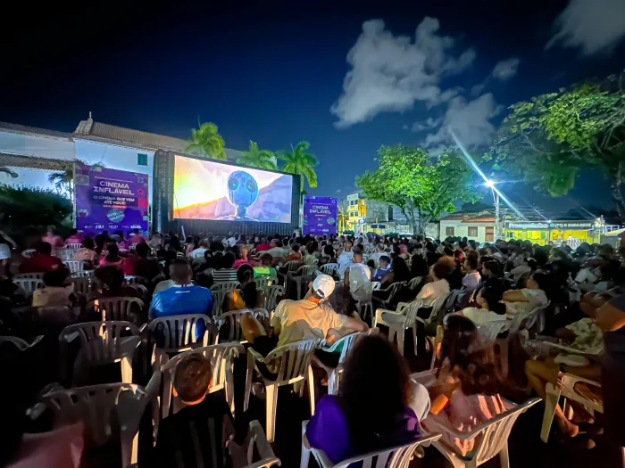 Público lota Praça João Thiago dos Santos no primeiro dia do Cinema Inflável