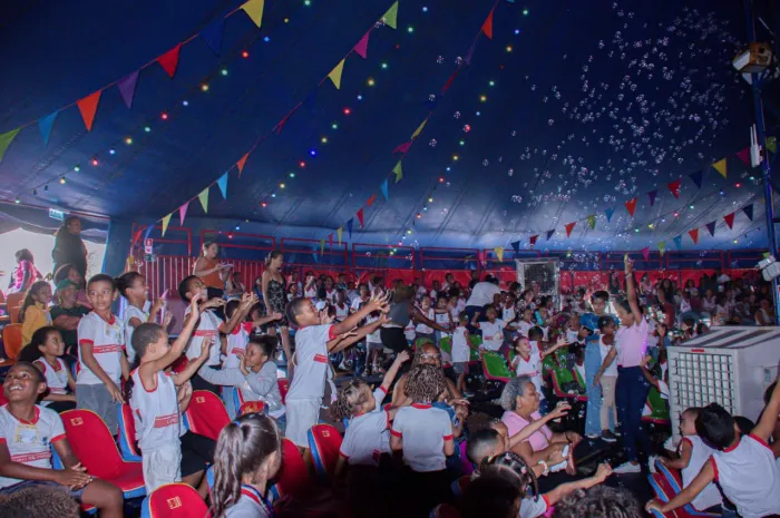 Prefeitura de Lauro de Freitas promove visita ao circo com 700 alunos da rede municipal