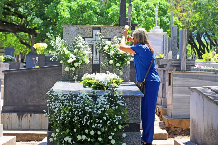 Milhares de pessoas homenageiam os entes queridos nos cemitérios públicos de João Pessoa