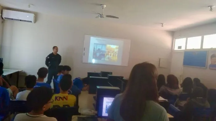 Polícia Militar realiza palestra em escola de Coxim