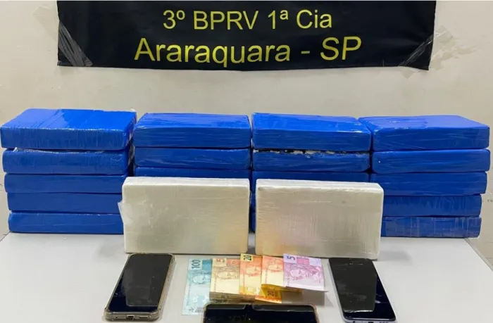 PM intercepta ônibus de viagem e prende casal que escondia 23 quilos de cocaína em malas