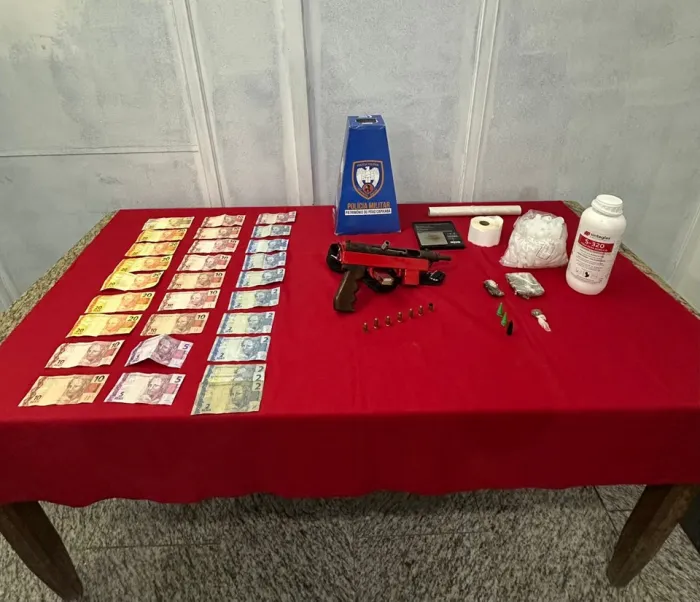 Presos em Cachoeiro com submetralhadora e drogas em residência usada para o tráfico