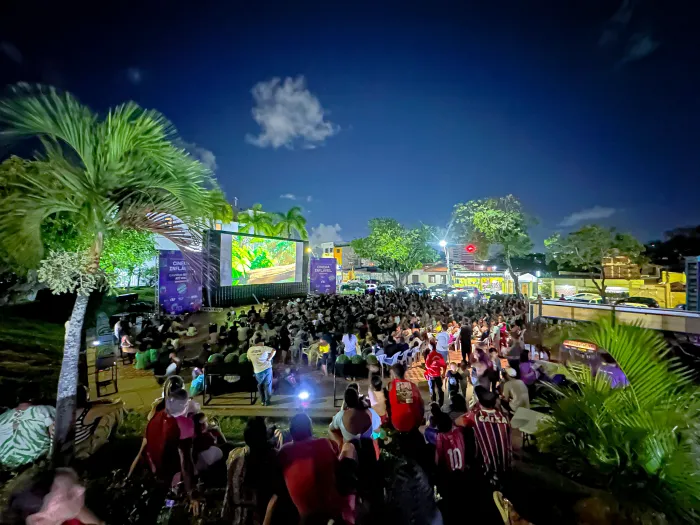 Mais de 3 mil pessoas prestigiam o projeto Cinema Inflável em Lauro de Freitas