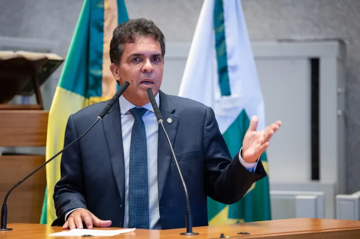 Distritais comemoram projeto que reajusta salários de policiais e bombeiros do DF