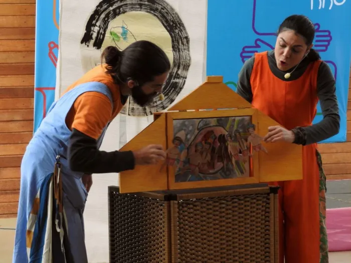 Os artistas Andressa Giacomini e Daniel Rodrigues conduzirão o público, de forma lúdica, a um mergulho nesses antigos saberes que ainda hoje trazem ensinamentos