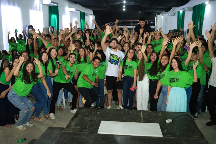 Deputado Davi Brandão com estudantes participantes do 'Preparadão ENEM Bacabal', que teve recorde de público e uma programação intensa