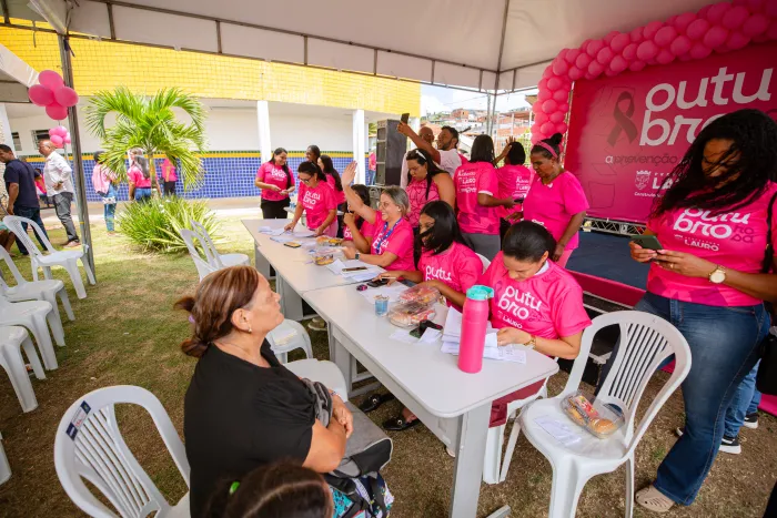 Mais de 4 mil atendimentos são realizados durante a Campanha Outubro Rosa em Lauro de Freitas