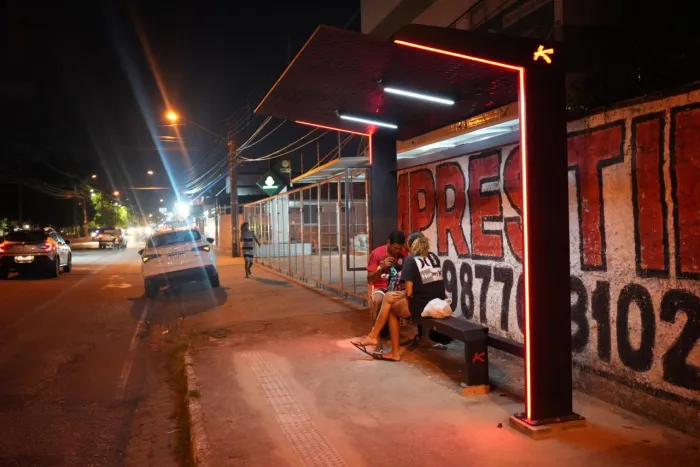 Prefeitura segue instalando novos abrigos nas paradas de ônibus da Capital