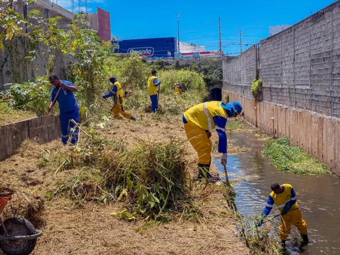 Prefeitura realiza ação de limpeza de canal em vias de Lauro de Freitas
