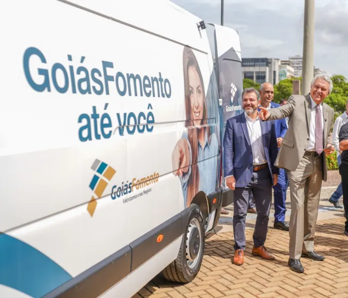 Caiado apresenta van itinerante da GoiásFomento, que funcionará como escritório móvel para facilitar acesso a linhas de crédito no interior do estado (Foto: Hegon Corrêa)